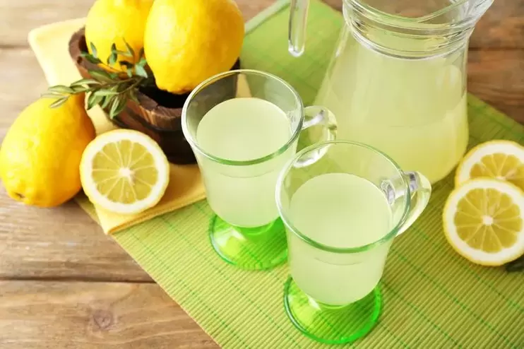 Auga de limón para beber dieta