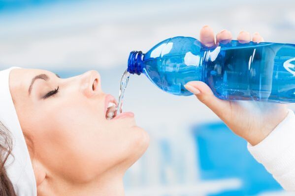 Podes desfacerte de 5 kg de exceso de peso nunha semana bebendo moita auga