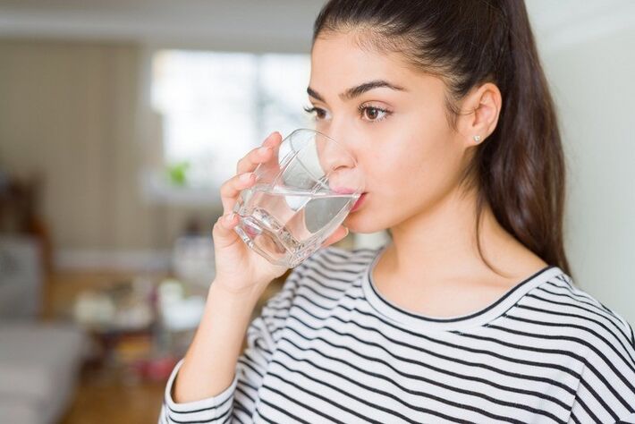 O consumo regular de auga limpa é a clave para unha perda de peso exitosa de 10 kg nun mes. 
