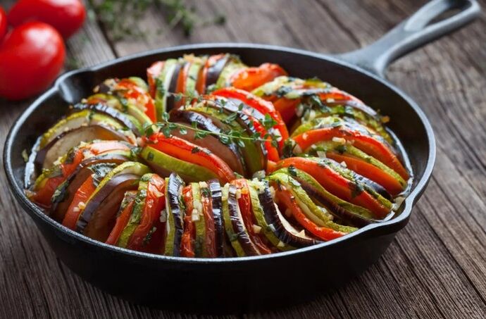 Adorno con tomates e calabacín